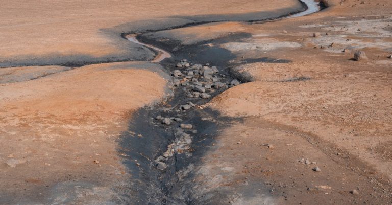 découvrez tout sur l'alluvium : formation, composition et importance géologique des sédiments alluviaux dans les environnements fluviaux.