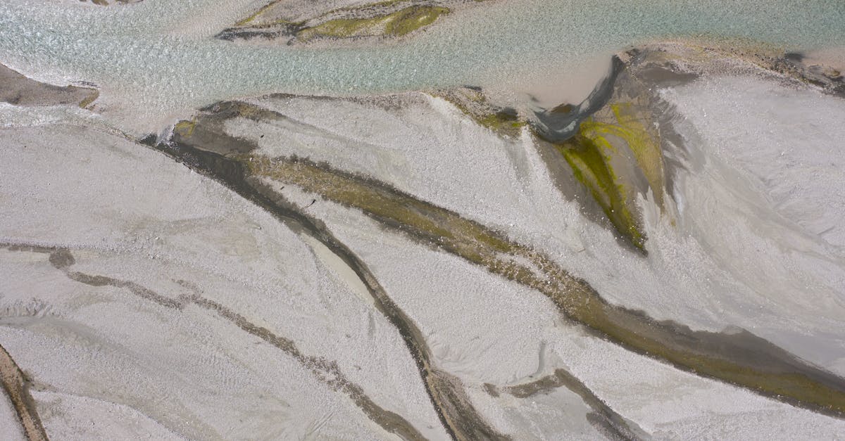 découvrez alluvium, une exploration fascinante des matériaux déposés par les cours d'eau, essentiels pour comprendre la géologie et l'aménagement des sols.