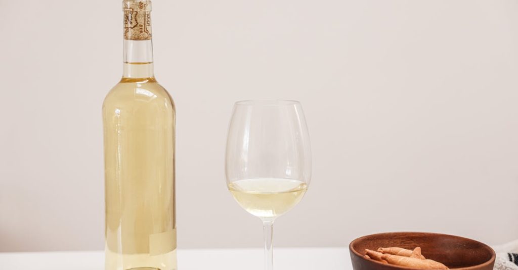 découvrez le vin astringent, un vin caractérisé par une sensation de sècheresse et d'amertume en bouche, souvent due aux tanins. apprenez à reconnaître et apprécier ses spécificités.