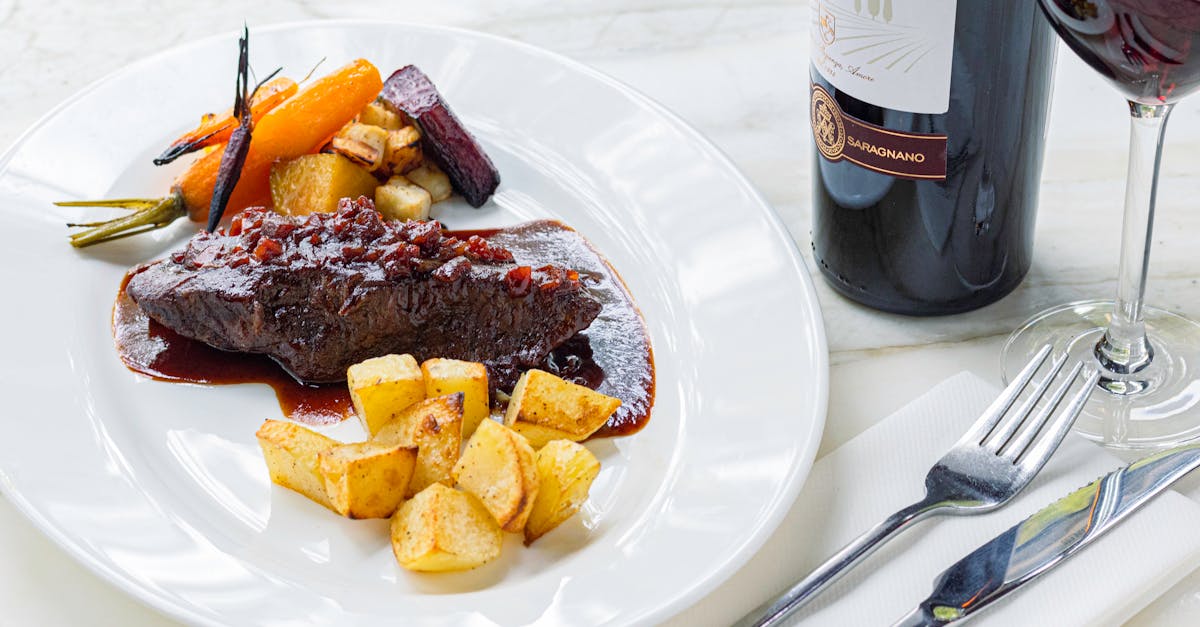découvrez comment préparer un délicieux beef bourguignon accompagné du vin parfait pour sublimer ce plat traditionnel français.