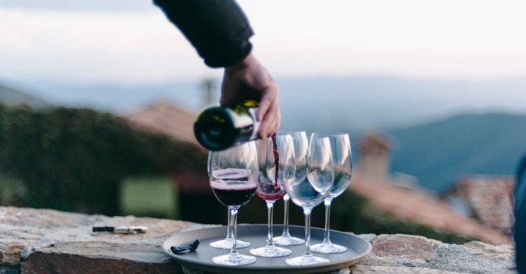 découvrez les vins des corbières, une région viticole renommée pour ses cuvées riches et authentiques, alliant tradition et terroir méditerranéen.