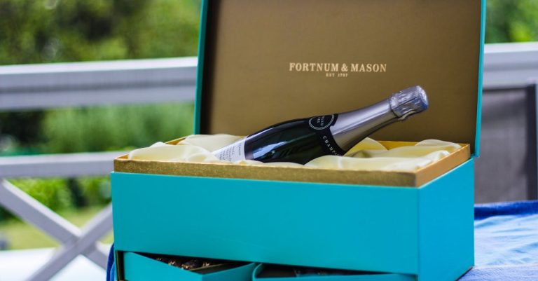 découvrez le jeroboam, une grande bouteille de vin ou de champagne idéale pour les grandes occasions et les célébrations festives.