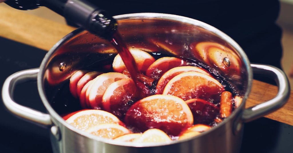 découvrez notre recette traditionnelle de vin chaud, une boisson réconfortante et épicée parfaite pour les soirées d'hiver.