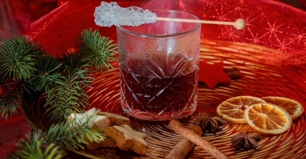 découvrez la recette traditionnelle du vin chaud épicé, une boisson réconfortante parfaite pour les soirées d'hiver et les fêtes de fin d'année.
