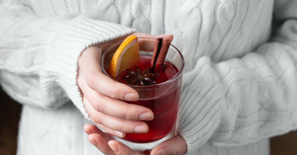 découvrez notre recette traditionnelle de vin chaud épicé, parfaite pour réchauffer vos soirées d'hiver avec des saveurs authentiques et conviviales.