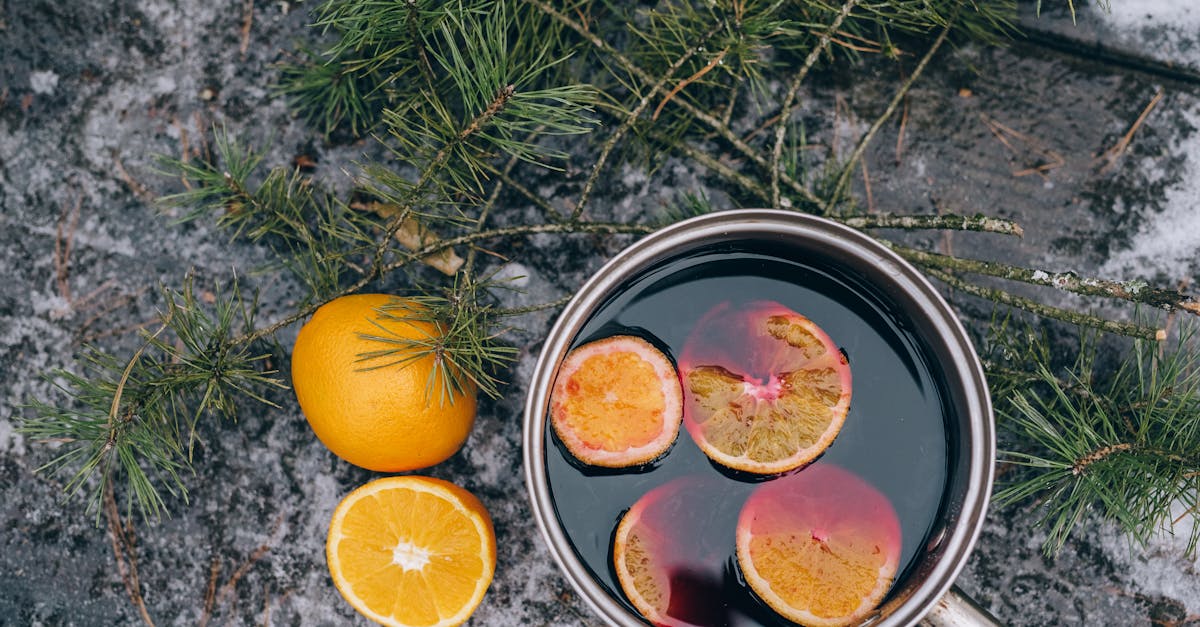 découvrez une recette traditionnelle de vin chaud épicé, parfaite pour réchauffer vos soirées d'hiver avec des arômes de cannelle, clou de girofle et agrumes.