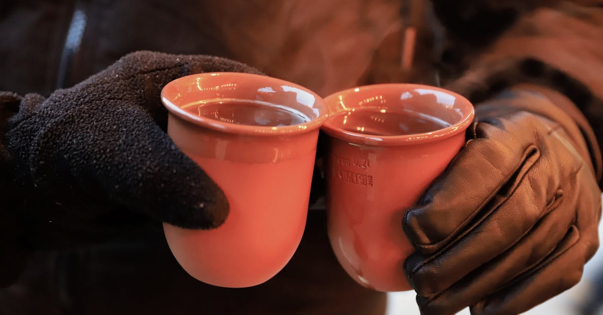 découvrez notre recette facile du vin chaud, une boisson chaude épicée parfaite pour les soirées d'hiver et les fêtes de fin d'année.