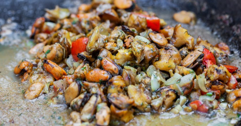 découvrez comment cuisiner des moules savoureuses au vin blanc avec notre recette facile et rapide, parfaite pour un repas délicieux et aromatique.