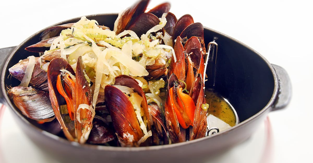 découvrez comment cuisiner des moules savoureuses à la cuisson au vin blanc, une recette simple et délicieuse pour sublimer ce fruit de mer.