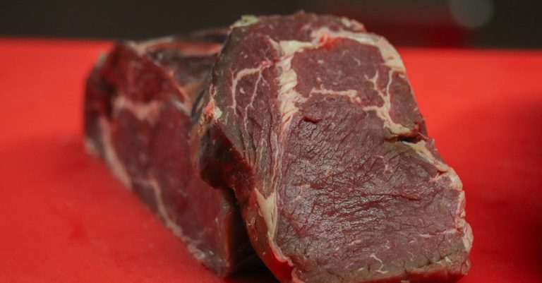 découvrez tout sur le terme « raw » : définitions, utilisations et contexte dans différents domaines, du culinaire à la technologie.