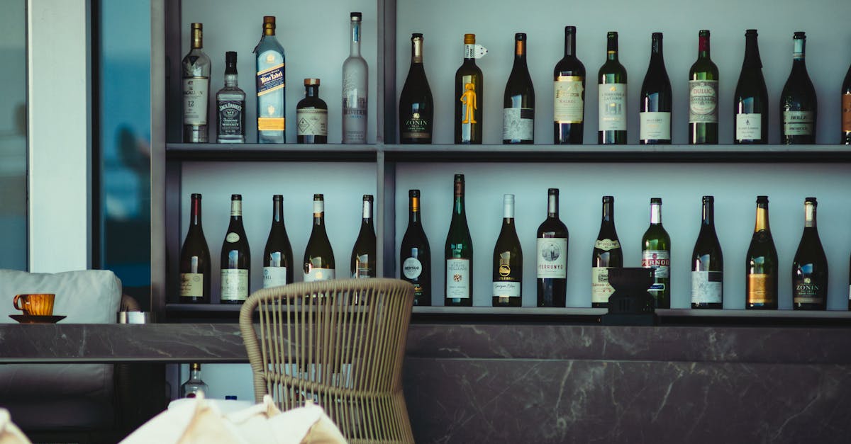 découvrez notre sélection unique de spiritueux d'exception : whisky, rhum, vodka et plus, pour tous les amateurs de saveurs authentiques.