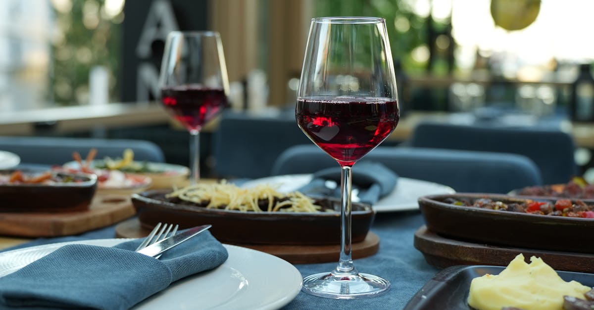 découvrez les accords parfaits entre vins et plats pour sublimer vos repas et impressionner vos invités.