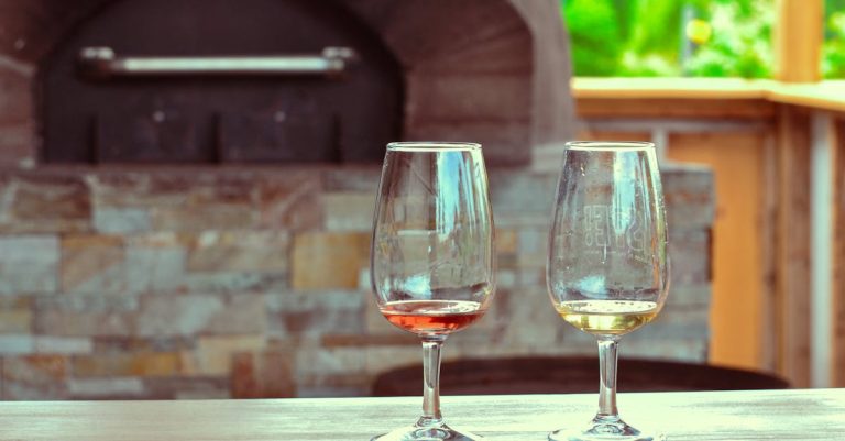 découvrez nos conseils d'accords mets et vins pour sublimer chaque repas avec le vin parfait.