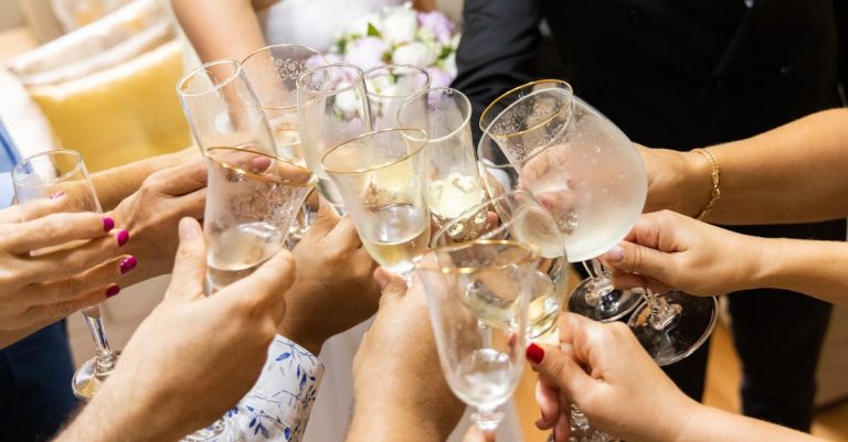 découvrez l'élégance et la finesse du champagne, symbole de célébration et de convivialité, pour toutes vos occasions spéciales.