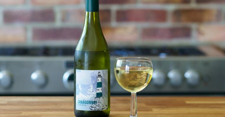 découvrez les caractéristiques uniques du chardonnay, un cépage blanc renommé pour ses arômes fruités et sa capacité à produire des vins élégants et raffinés.