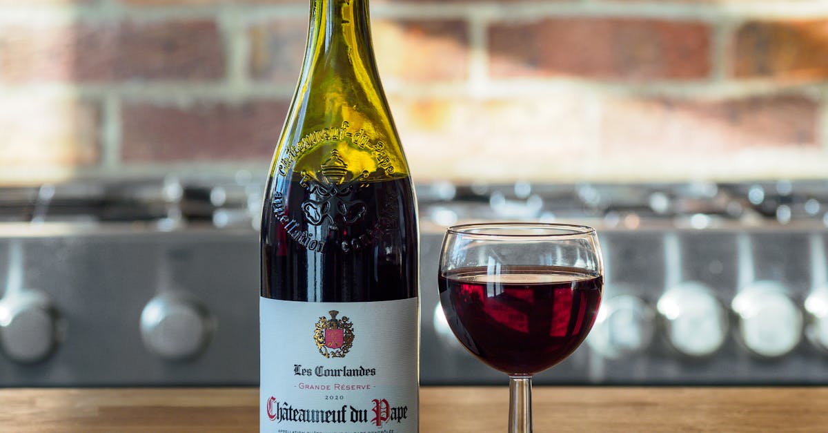 découvrez le vin rouge de chinon, un cépage emblématique de la vallée de la loire, réputé pour ses arômes fruités et sa finesse en bouche.