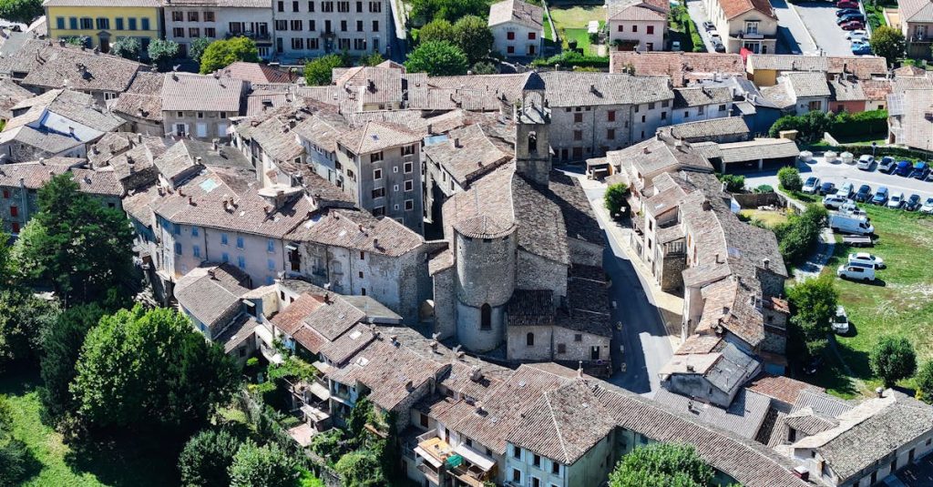 découvrez faugères, une appellation viticole renommée du languedoc, célèbre pour ses vins rouges puissants et ses paysages pittoresques.