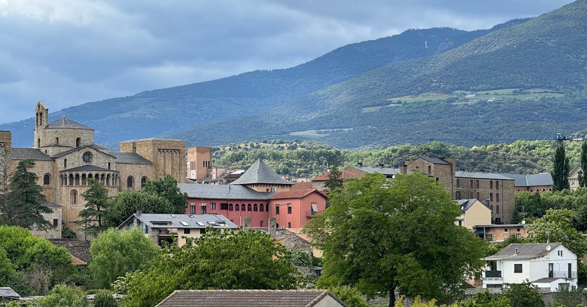 découvrez faugères, une appellation viticole renommée du languedoc, célèbre pour ses vins rouges puissants et aromatiques issus de terroirs uniques.