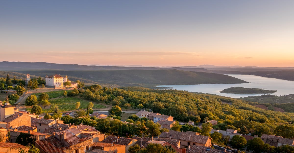 découvrez faugères, un charmant village viticole du sud de la france, réputé pour ses vins authentiques et ses paysages pittoresques.