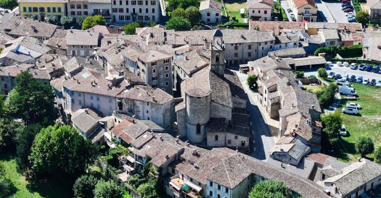 découvrez faugères, une appellation viticole renommée du languedoc, célèbre pour ses vins rouges puissants et ses paysages pittoresques.