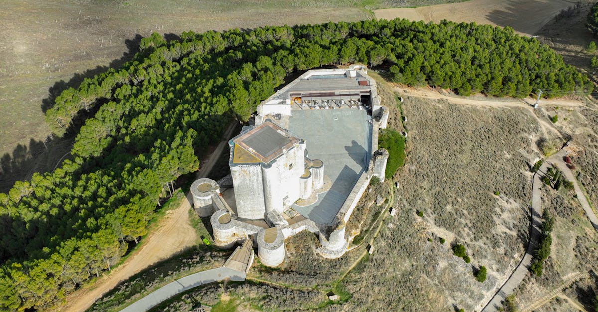 découvrez le château de lacoste, un site historique emblématique offrant une immersion dans l'histoire et une vue imprenable sur la région environnante.