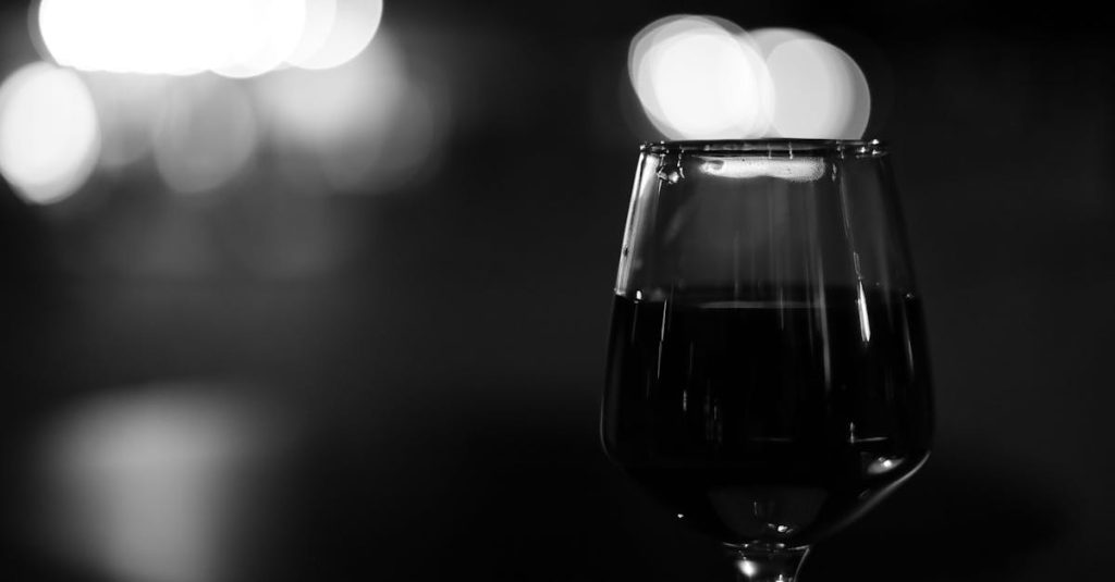 découvrez notre sélection de vins rouges légers, parfaits pour accompagner vos repas et moments de détente avec une touche fruitée et délicate.