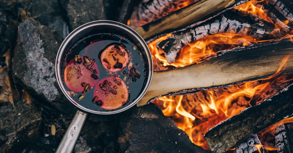 découvrez notre recette traditionnelle de vin chaud épicé, parfaite pour réchauffer vos soirées d'hiver avec ses arômes délicieux de cannelle, clous de girofle et orange.