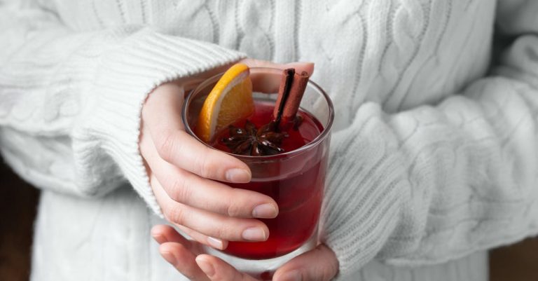 découvrez notre recette traditionnelle de vin chaud épicé, parfaite pour réchauffer vos soirées d'hiver avec des arômes de cannelle, clou de girofle et orange.