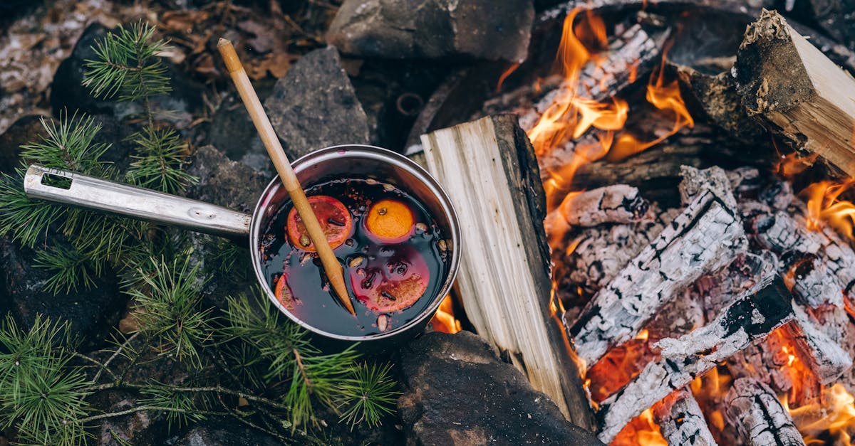 découvrez la recette parfaite du vin chaud épicé, une boisson traditionnelle réconfortante idéale pour les soirées d'hiver.