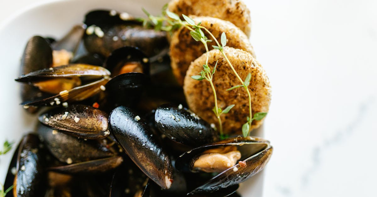 découvrez les meilleurs accords mets et vins pour accompagner vos moules et sublimer chaque bouchée.