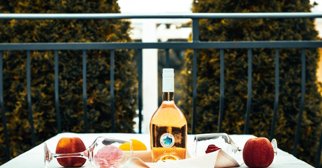 découvrez le vin rosé de provence, célèbre pour ses arômes frais et fruités, parfait pour accompagner vos repas d'été et vos moments de convivialité.