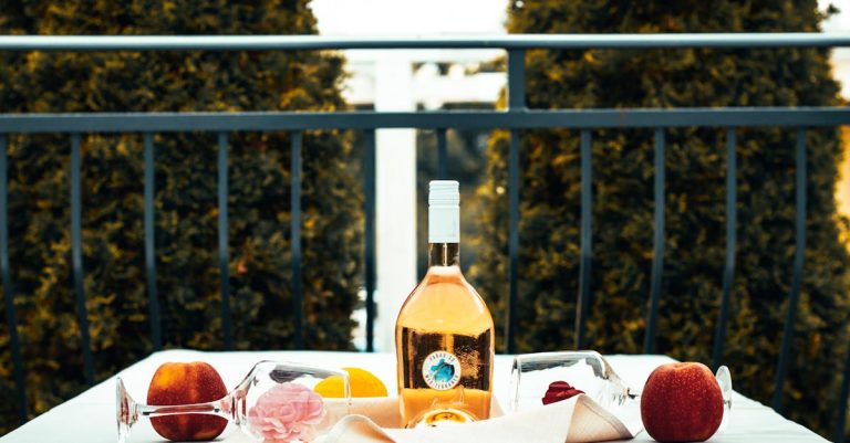 découvrez le vin rosé de provence, célèbre pour ses arômes frais et fruités, parfait pour accompagner vos repas d'été et vos moments de convivialité.