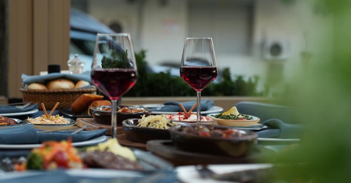 découvrez comment associer parfaitement les vins rouges avec vos plats favoris pour sublimer chaque dégustation.