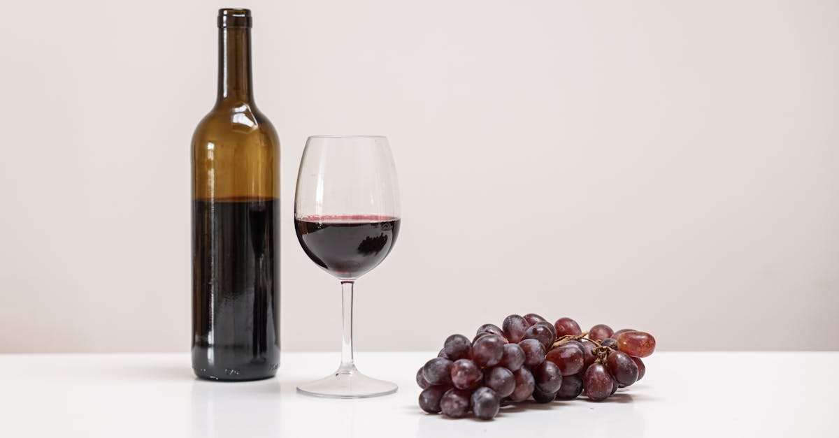 découvrez les meilleures méthodes pour conserver votre vin rouge et préserver ses arômes afin d'en profiter plus longtemps.