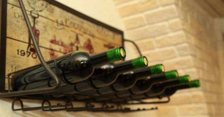 découvrez les meilleures méthodes pour conserver votre vin rouge et préserver ses arômes et saveurs plus longtemps.