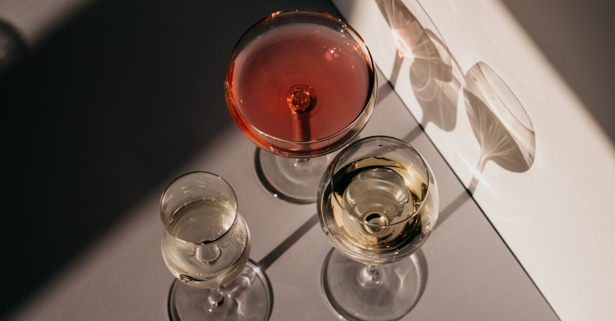 découvrez notre sélection de vins rosés, parfaits pour accompagner vos repas d'été avec fraîcheur et légèreté.