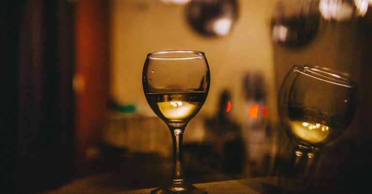 découvrez le vin viognier, un cépage blanc aux arômes floraux et fruités, idéal pour accompagner vos repas avec élégance et fraîcheur.