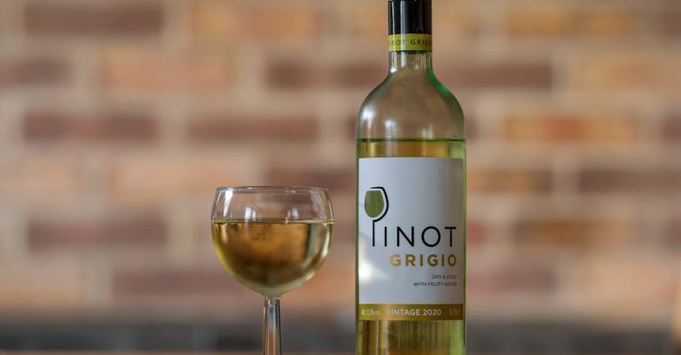 découvrez notre sélection de vins blancs raffinés, parfaits pour accompagner vos repas ou être dégustés seuls. explorez différents cépages et saveurs pour tous les palais.