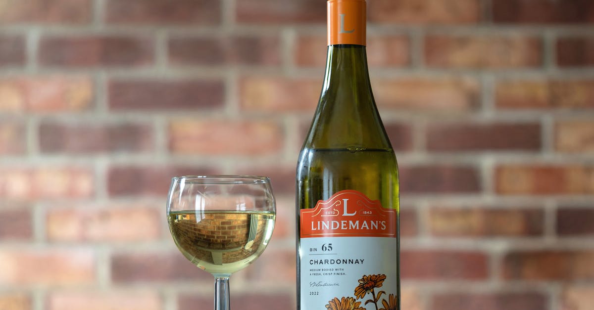découvrez notre sélection exquise de vins blancs, alliant fraîcheur, finesse et arômes fruités pour accompagner tous vos repas.