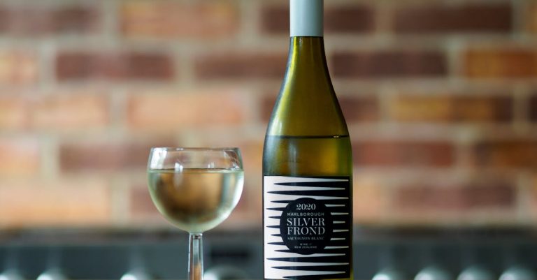 découvrez notre sélection de vins blancs raffinés, parfaits pour accompagner vos repas et moments de convivialité.