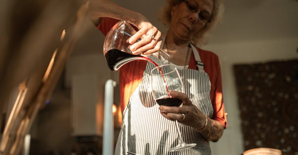 découvrez notre carafe à vin élégante, conçue pour aérer parfaitement vos vins et révéler tous leurs arômes.