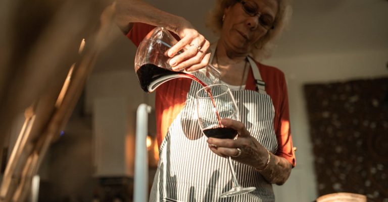 découvrez notre carafe à vin élégante, conçue pour aérer parfaitement vos vins et révéler tous leurs arômes.