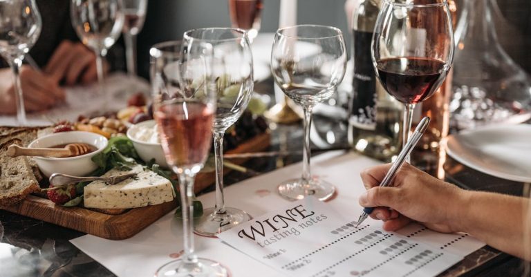 découvrez nos conseils pour accorder parfaitement vos vins avec vos plats et sublimer chaque repas grâce à des associations de saveurs réussies.