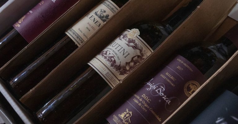 découvrez comment estimer le prix du vin avec nos conseils sur l'évaluation, les facteurs influençant les tarifs et les astuces pour bien acheter.