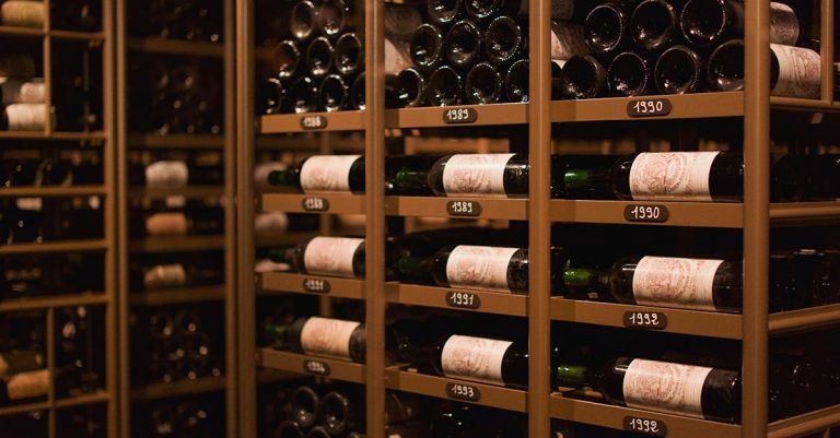 découvrez les meilleures solutions de stockage pour vos vins afin de préserver leur qualité et leur saveur, avec des conseils pratiques pour aménager votre cave à vin.