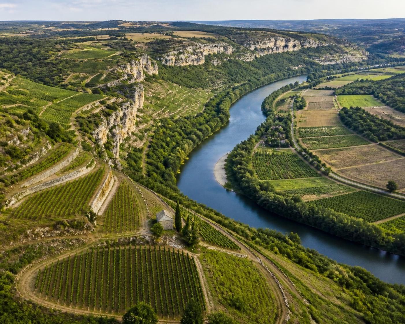 découvrez tout sur le vin cahors rouge, ses caractéristiques uniques, son histoire, ses saveurs et conseils de dégustation pour apprécier ce vin d'exception.