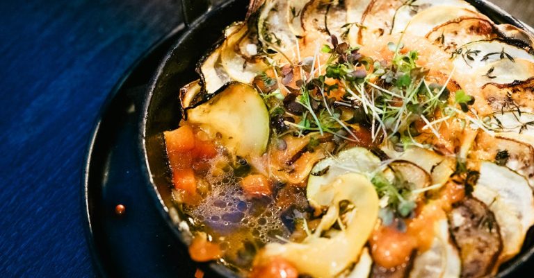 découvrez les meilleurs accords entre vins et ratatouille pour sublimer ce plat provençal aux saveurs méditerranéennes.
