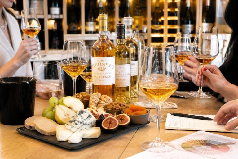 découvrez tout sur les vins sucrés : conseils de dégustation, accords mets-vins parfaits et secrets pour apprécier pleinement ces délices liquides.