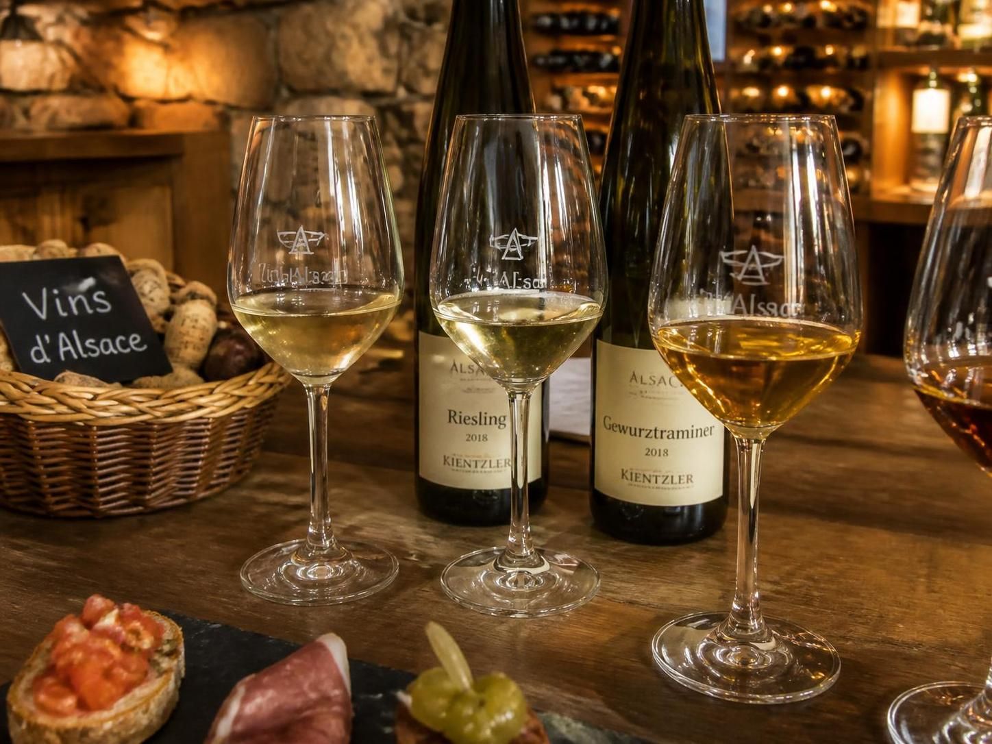 explorez les secrets des vins d'alsace : découvrez leur terroir unique, les cépages typiques et les accords mets-vins pour sublimer chaque dégustation.