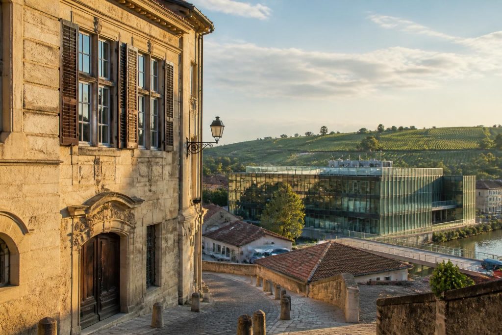 découvrez gaillac, une ville où le charme de l'histoire rencontre la modernité, offrant un mélange unique de patrimoine riche et d'innovation contemporaine.